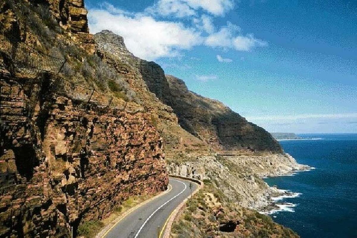 una strada sul fianco di una montagna vicino all'oceano