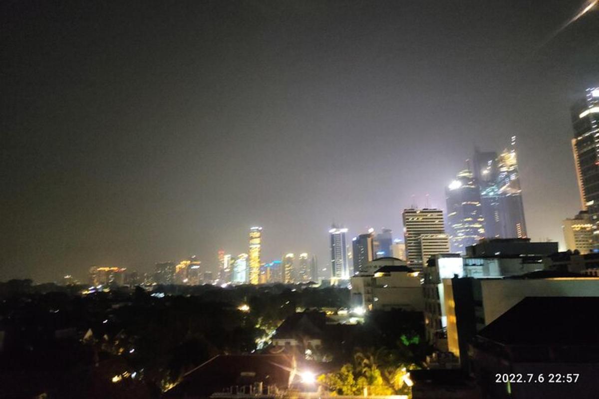 naktinis miesto panoramos vaizdas su apšviestais pastatais
