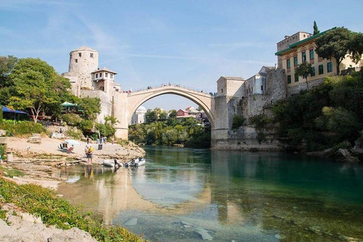 uma ponte sobre um rio próximo a uma cidade