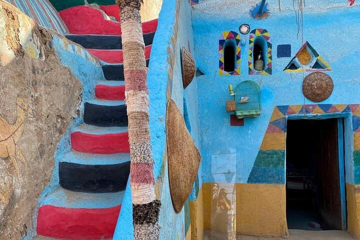 Un modelo de una casa de juegos con escaleras de colores.