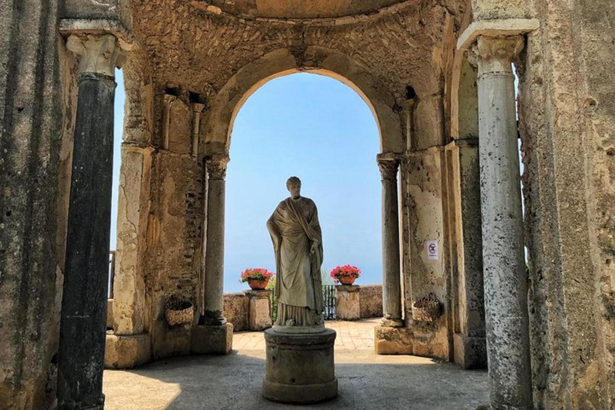 Una estatua de un hombre de pie en un arco