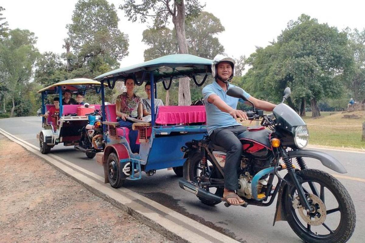 een groep mensen die op een motorfiets en een golfkarretje rijden
