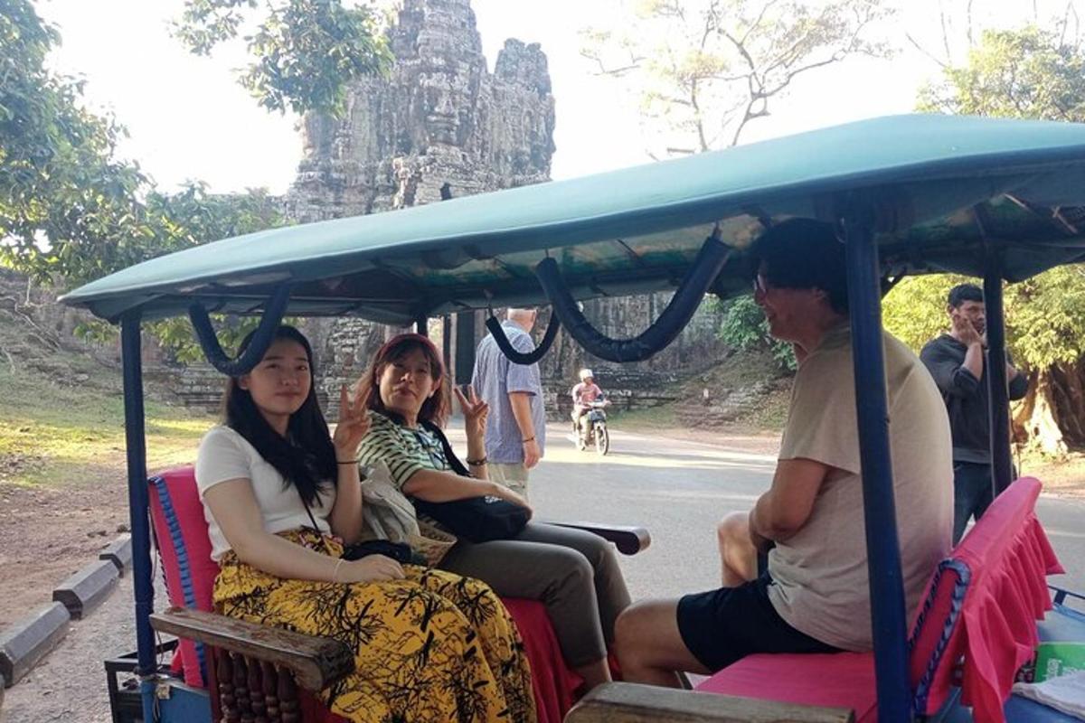 un gruppo di persone che viaggiano su un carrello