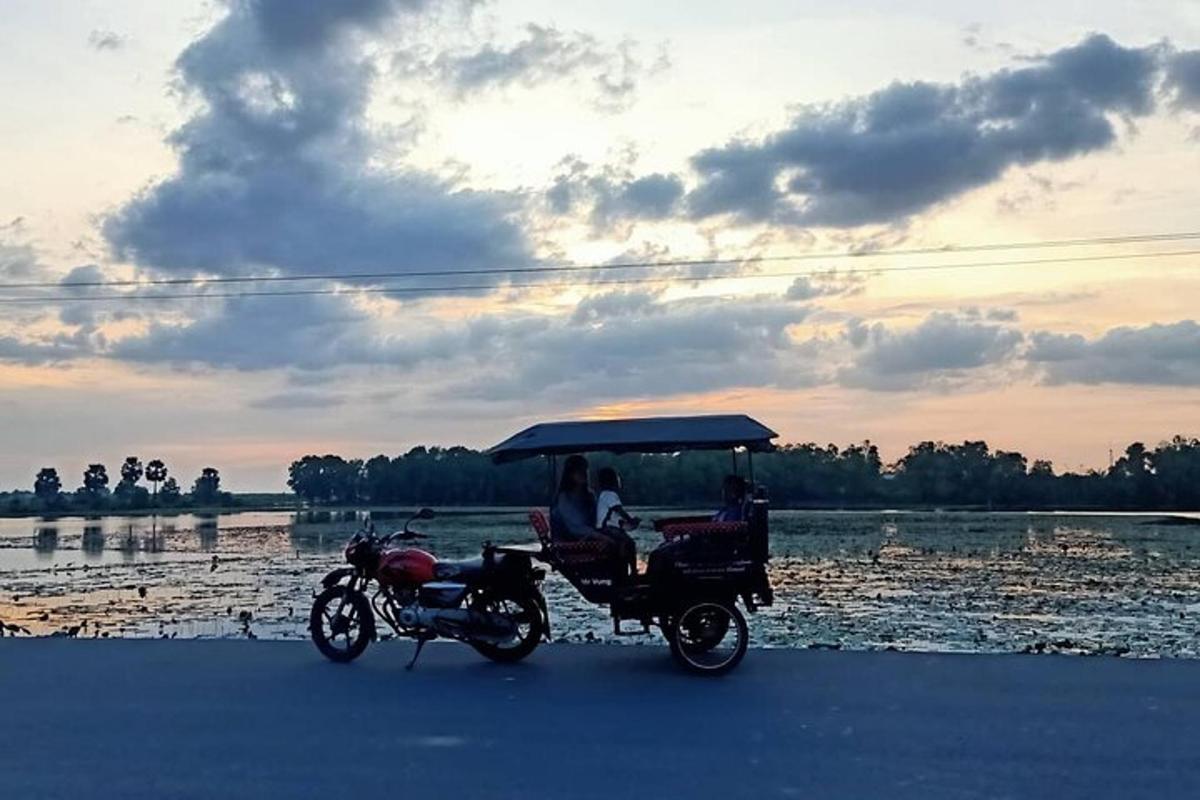 una motocicletta e un golf cart parcheggiati accanto a uno specchio d'acqua