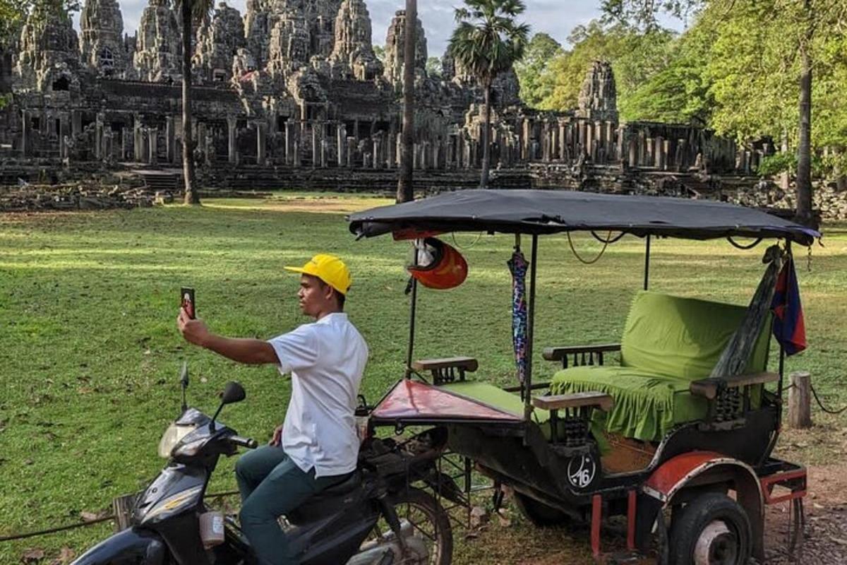 un uomo che guida un golf cart davanti a un tempio