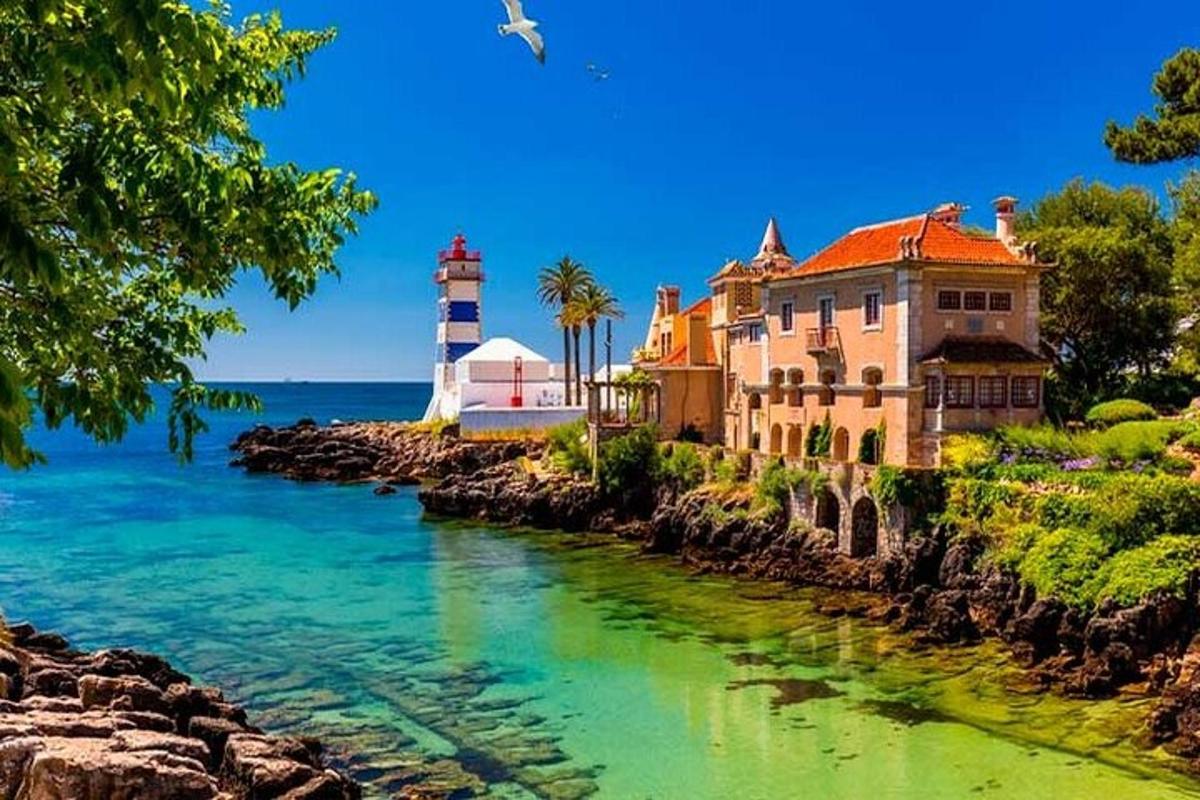 svetilnik in stavba ob vodni površini