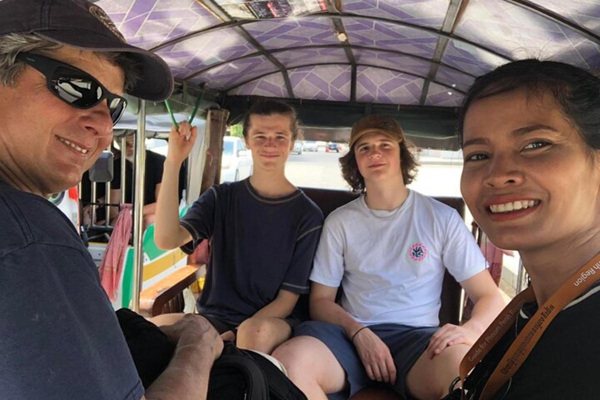un gruppo di persone sedute su una barca