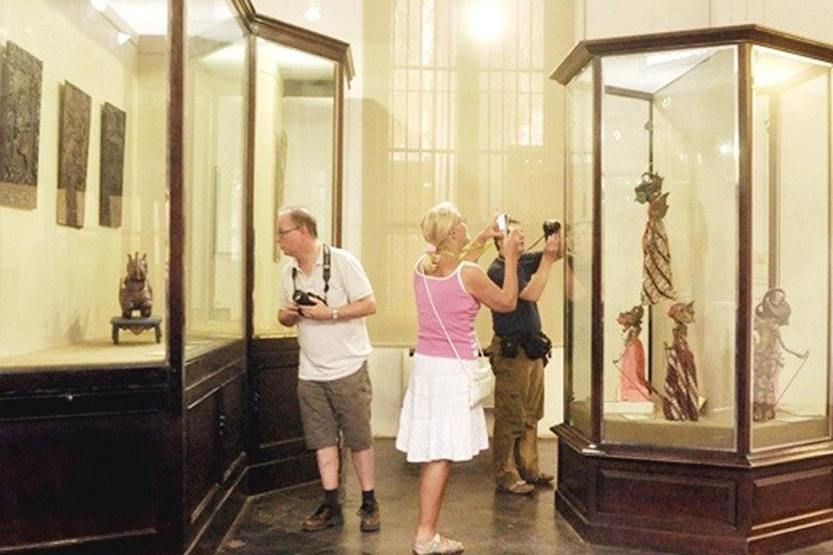 dve osebi fotografirata razstavo v muzeju