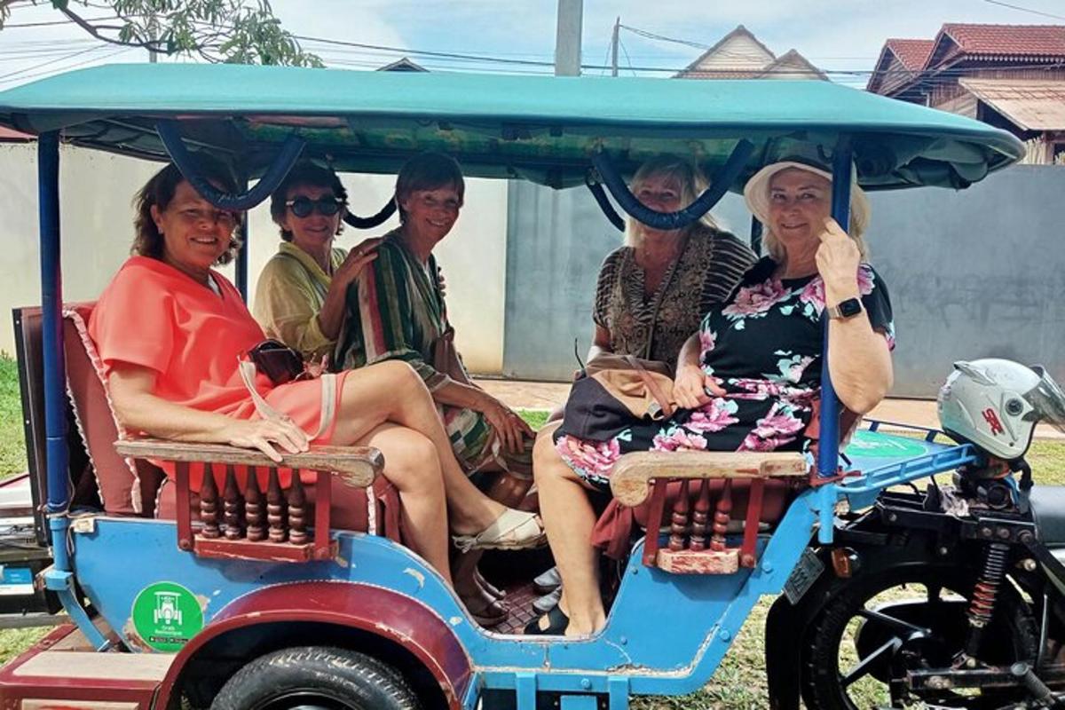 un gruppo di persone a bordo di un golf cart