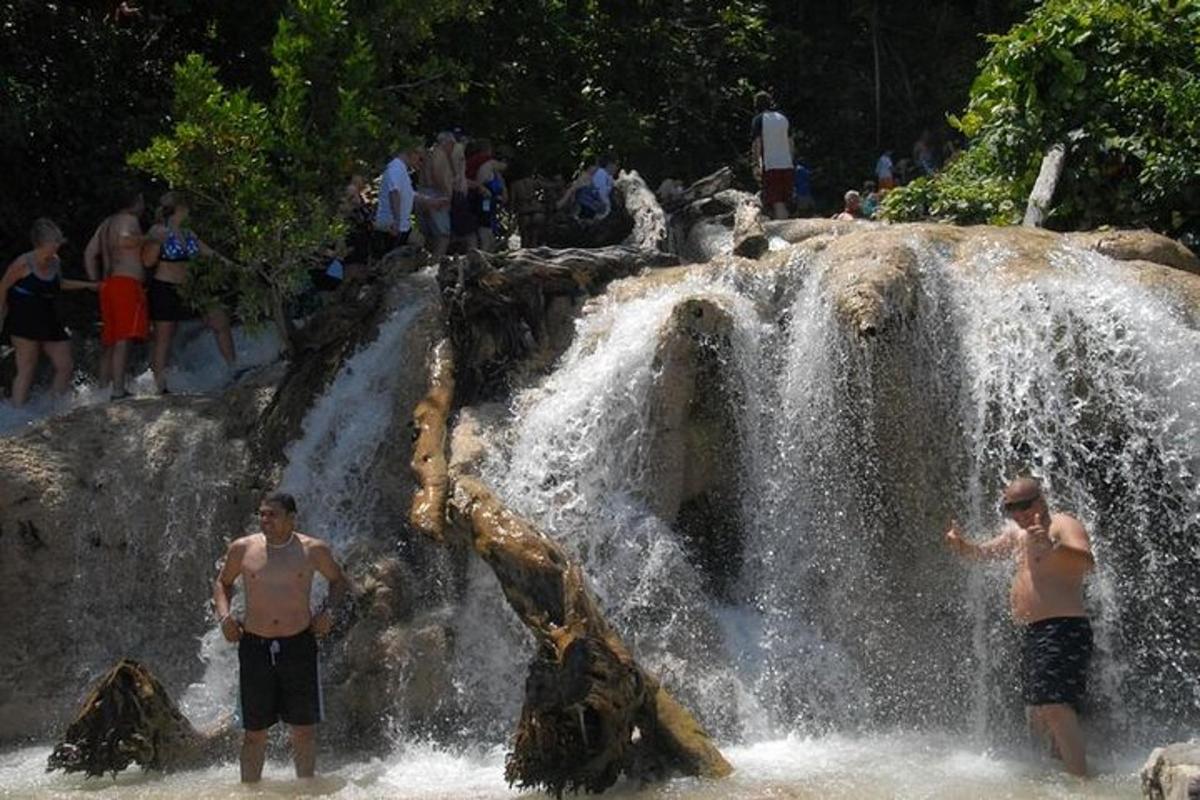 Tveir menn standa fyrir framan foss