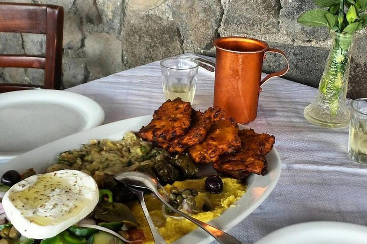 чиния с храна с месо и ориз на масата