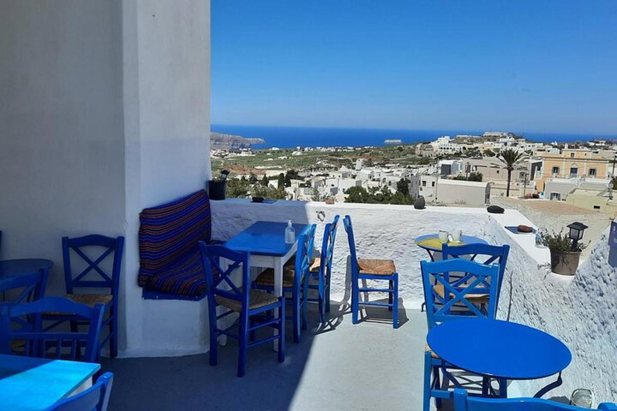 un gruppo di tavoli e sedie blu su un balcone
