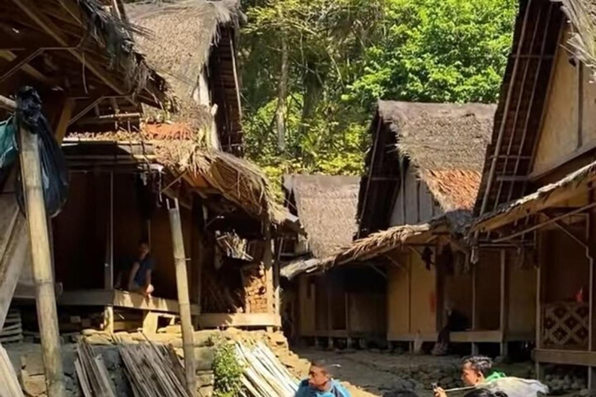 un gruppo di persone in piedi fuori da un edificio