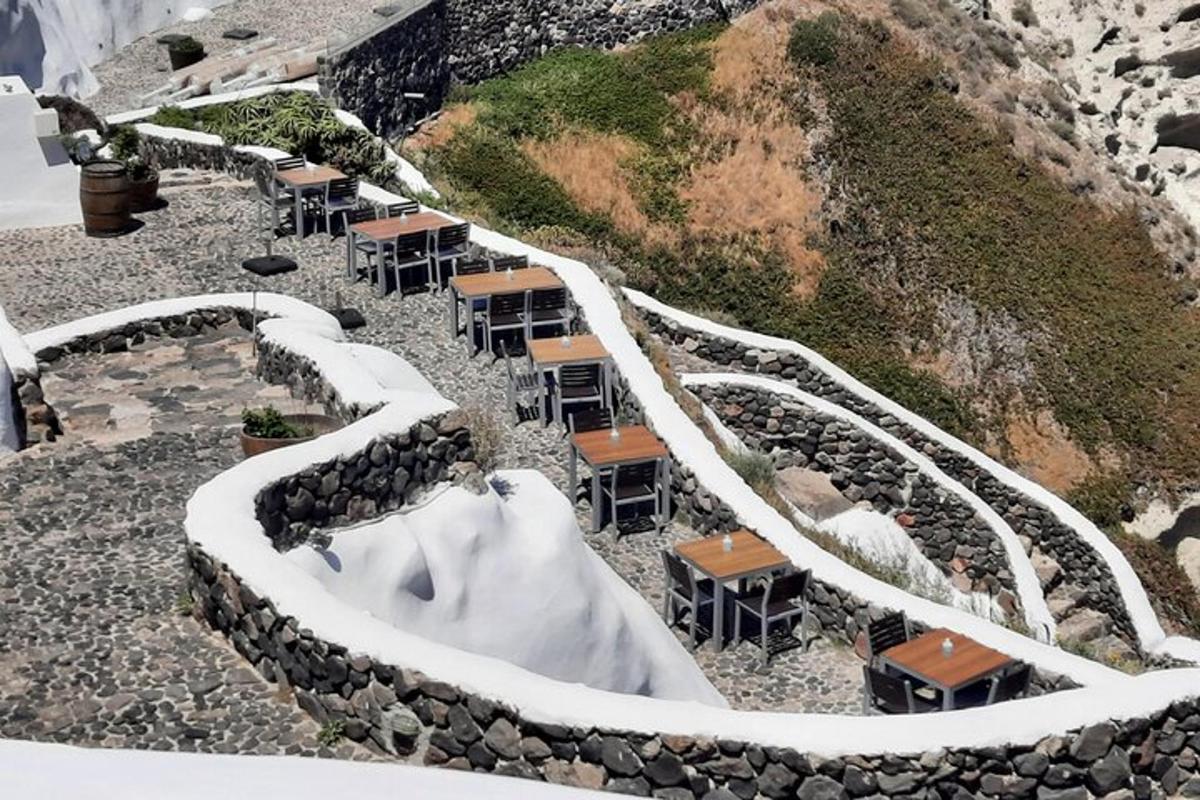un gruppo di tavoli e sedie su una montagna