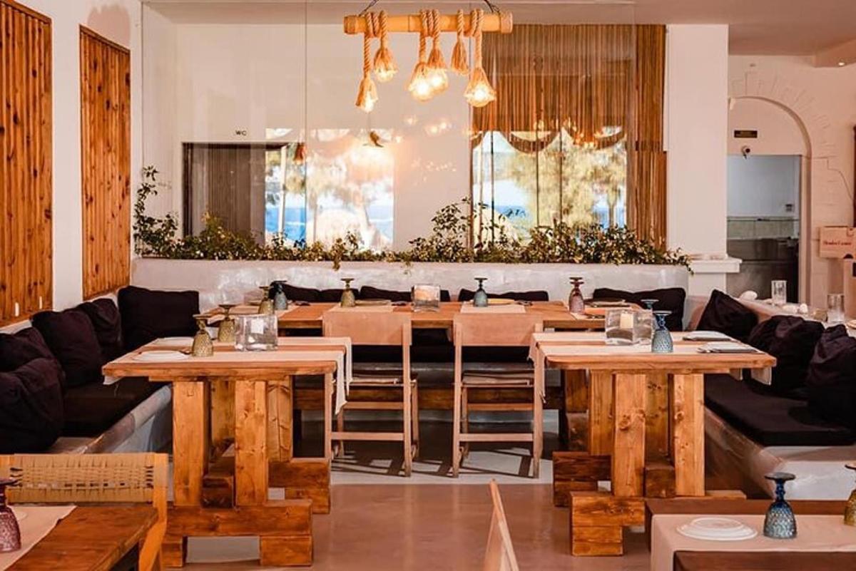 una sala da pranzo con tavoli in legno e un divano