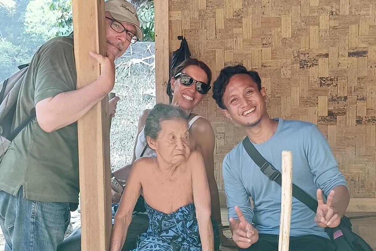 un gruppo di persone che posano per una foto