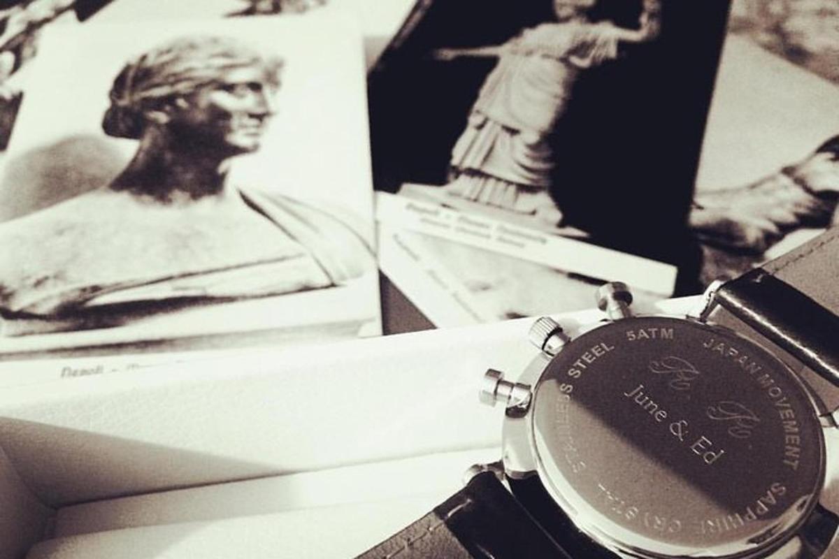een horloge naast een foto van het Vrijheidsbeeld