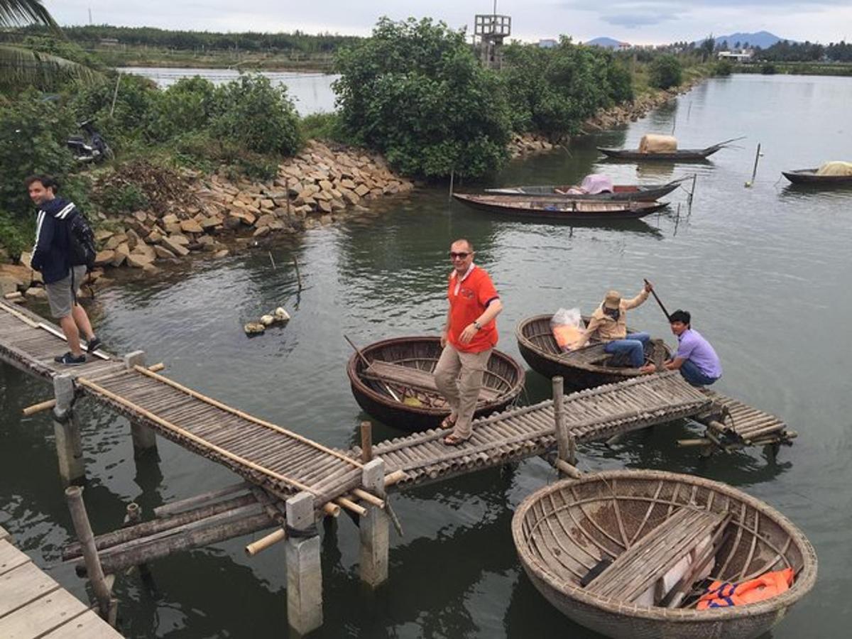 un gruppo di persone su barche su un fiume
