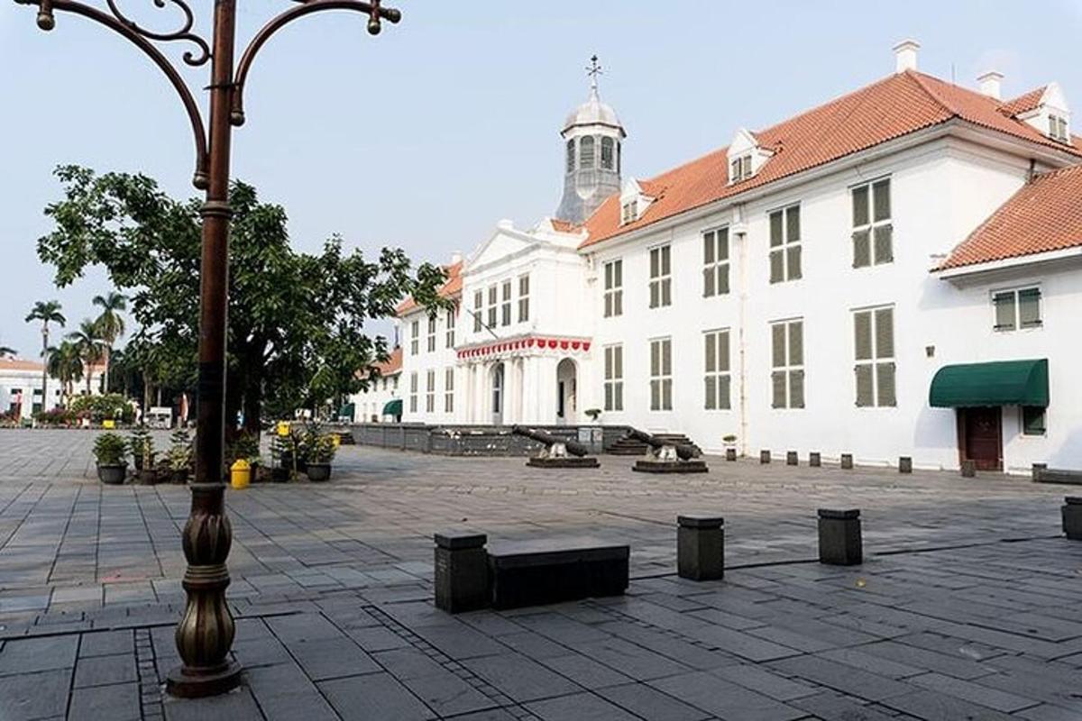 latarnia uliczna przed dużym budynkiem