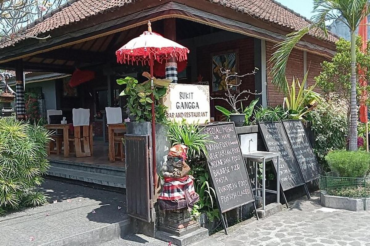 restoran, mille ees on vihmavari ja sildid