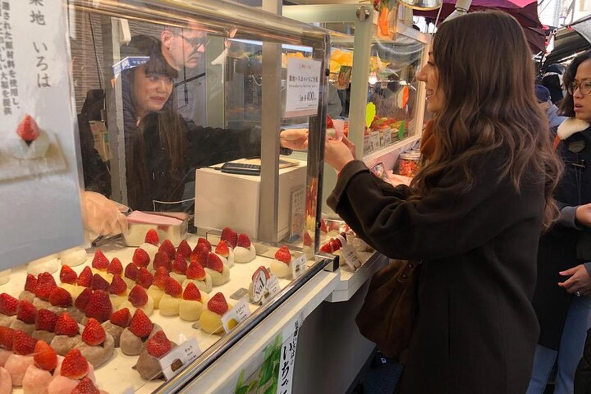 uma mulher está olhando para uma vitrine em uma loja com morangos