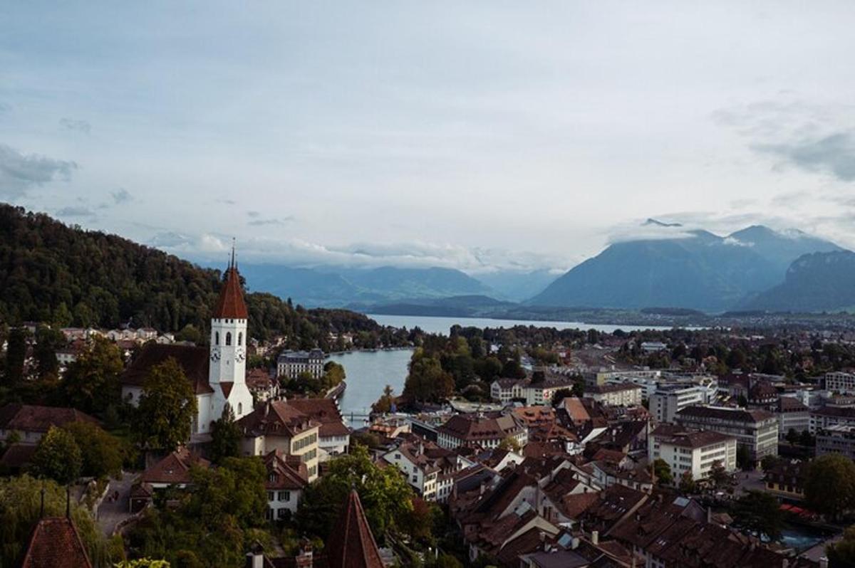 uma vista de uma cidade com um lago e uma igreja