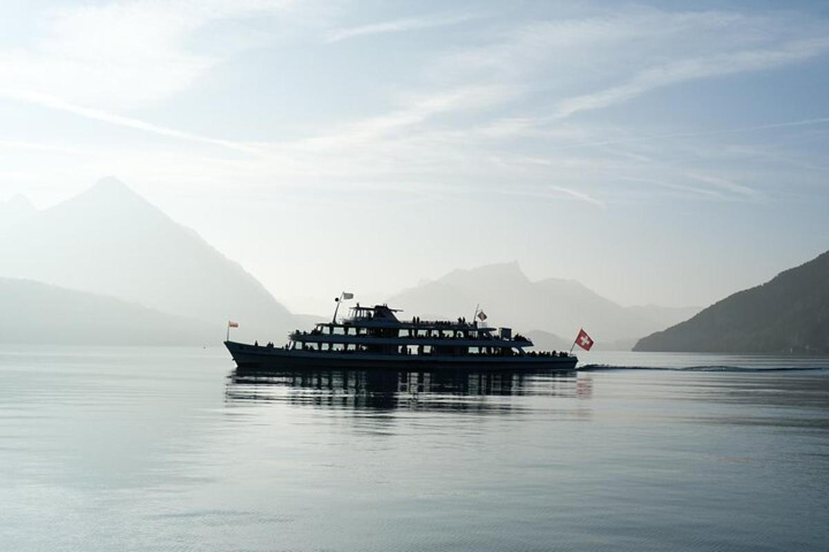 um barco na água com montanhas ao fundo