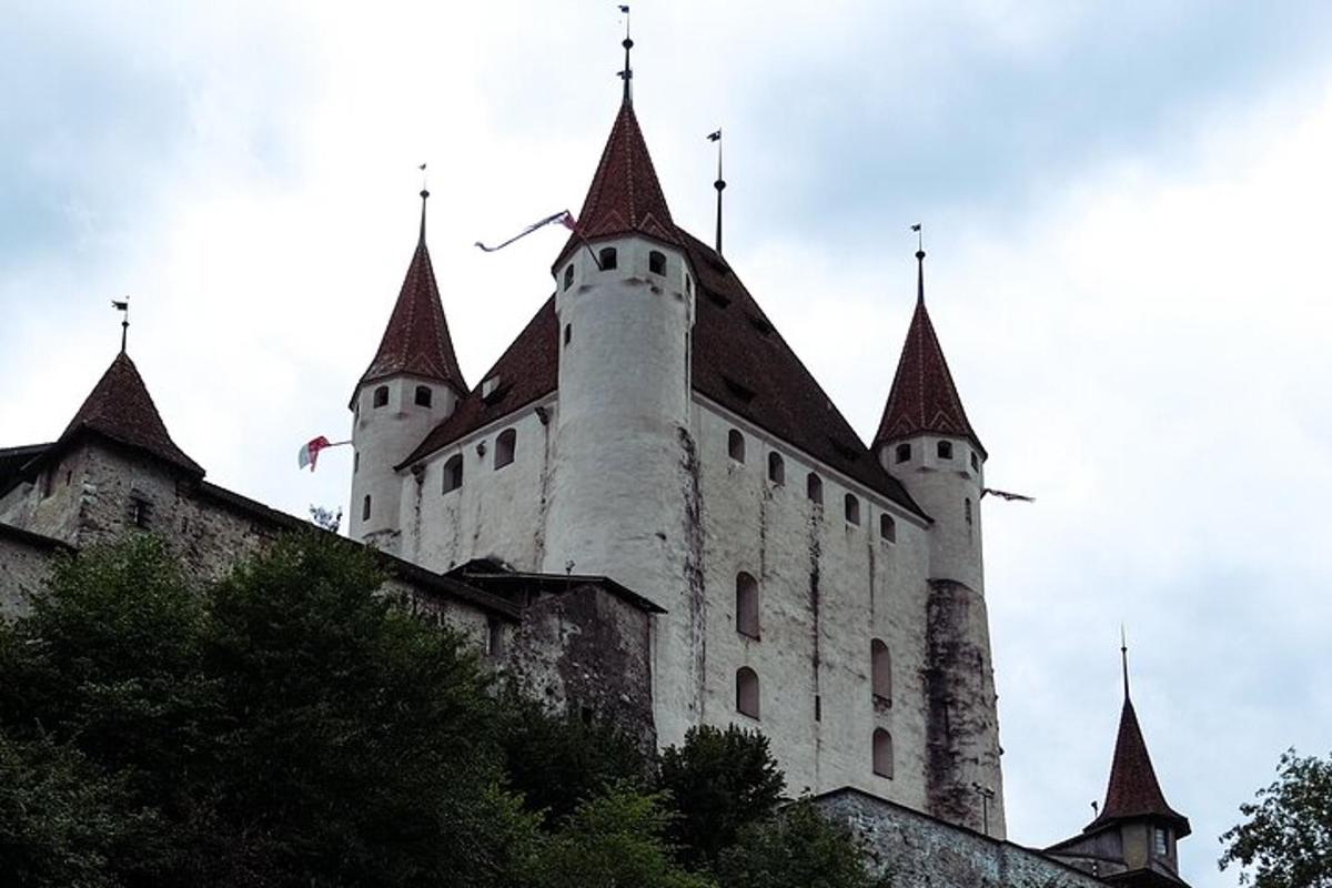 um grande castelo com torres no topo