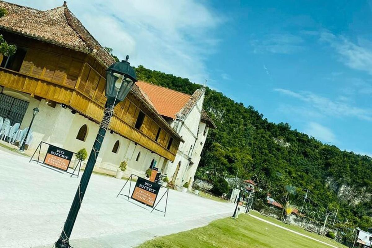 ulična svetilka pred stavbo