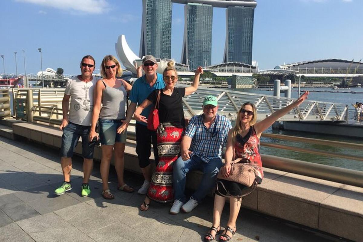 un gruppo di persone in posa per una foto su un ponte
