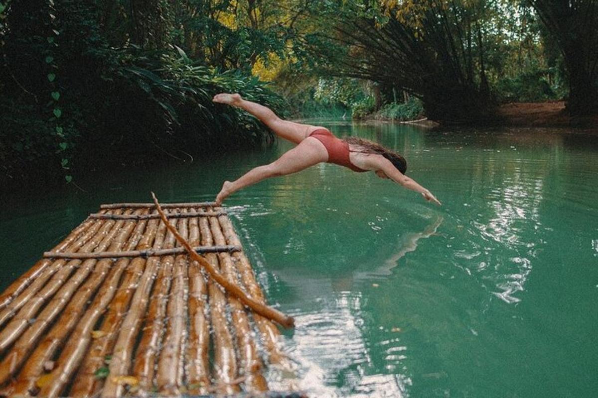 osoba skákající do vody na raftu