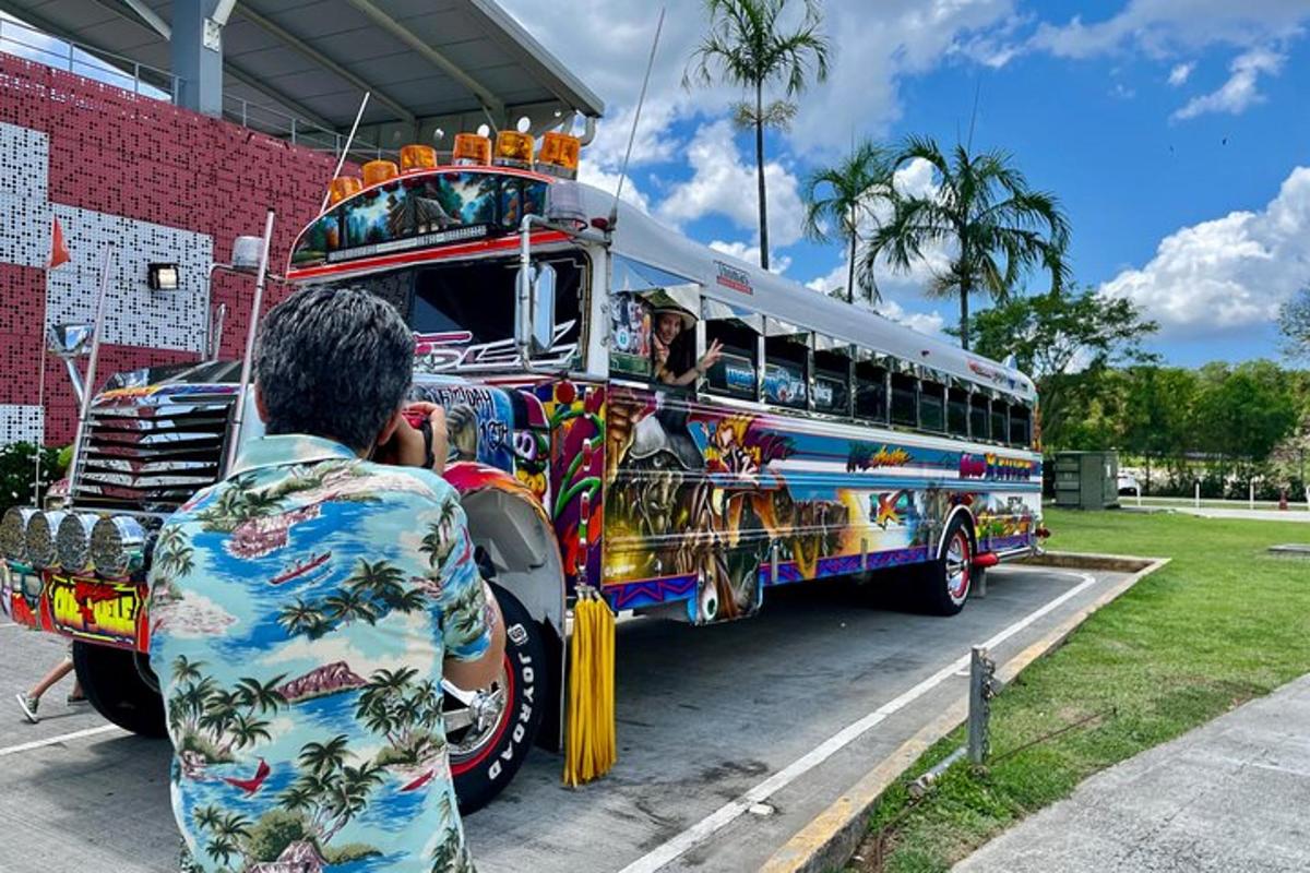 um homem tirando uma foto de um ônibus colorido