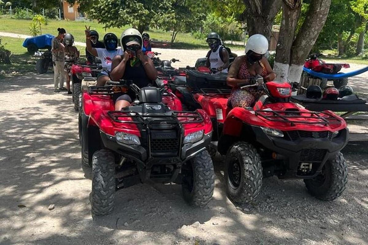 egy csoport ember ül ATV-ben