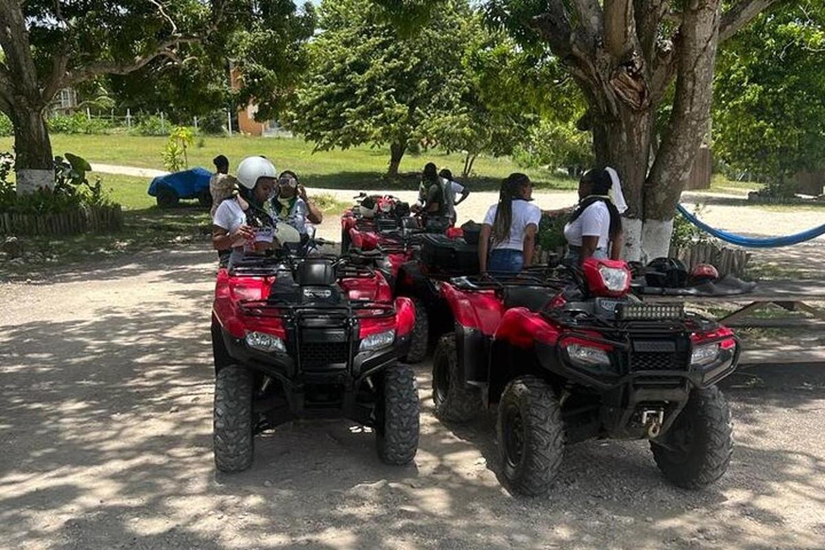 egy csoport ember ül ATV-ken egy parkban