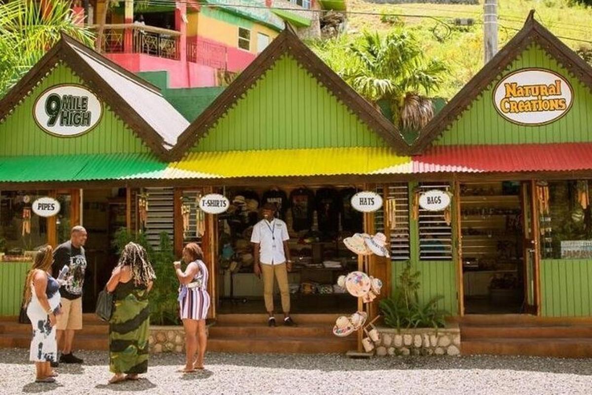 Un grupo de personas paradas afuera de una tienda