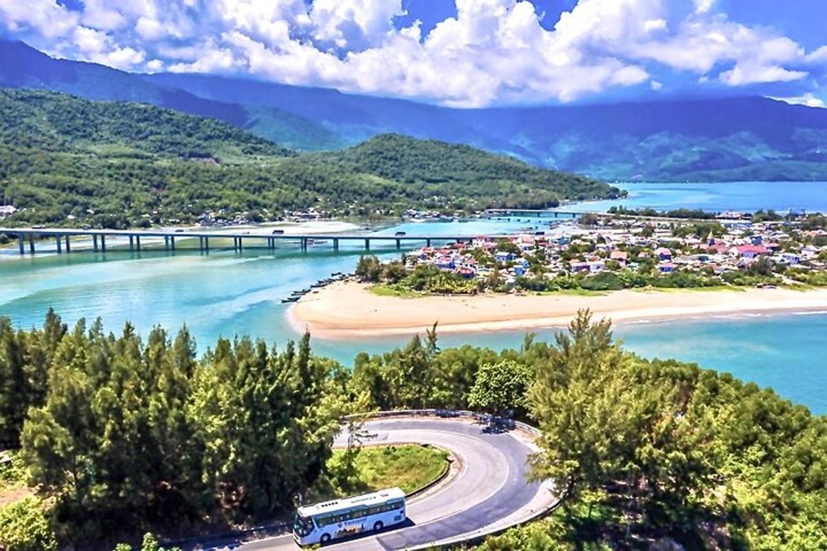 avtobus, ki vozi po cesti ob plaži