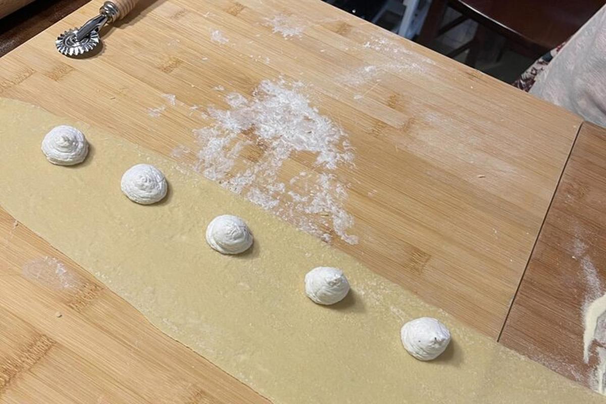 quatro bolas de massa sobre uma mesa de madeira