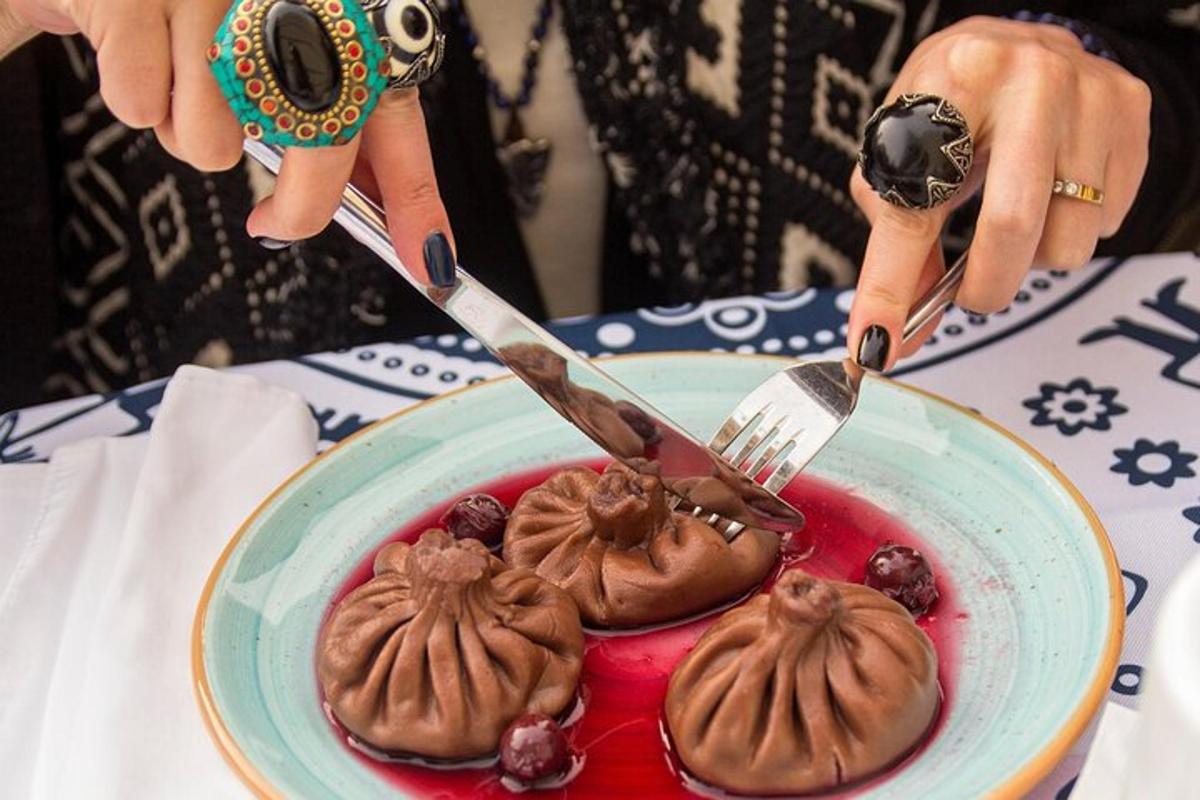 una persona que sostiene un tenedor y un cuchillo y un plato de comida
