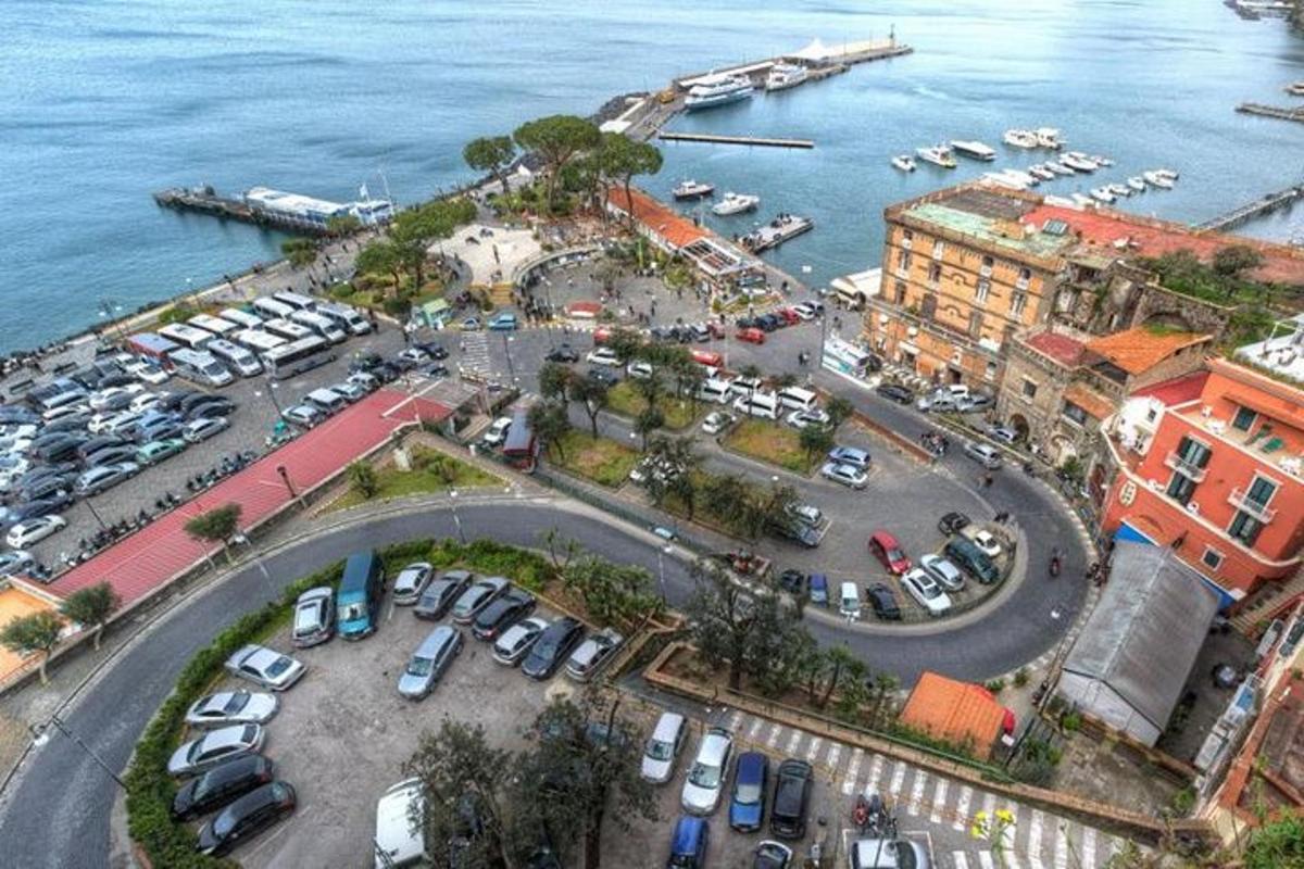 Una vista aérea de un estacionamiento junto al agua.