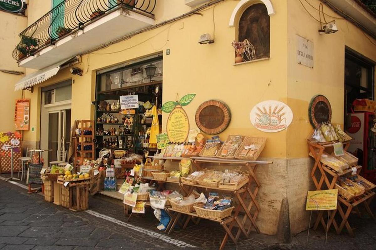 uma loja na lateral de uma rua ao lado de um prédio