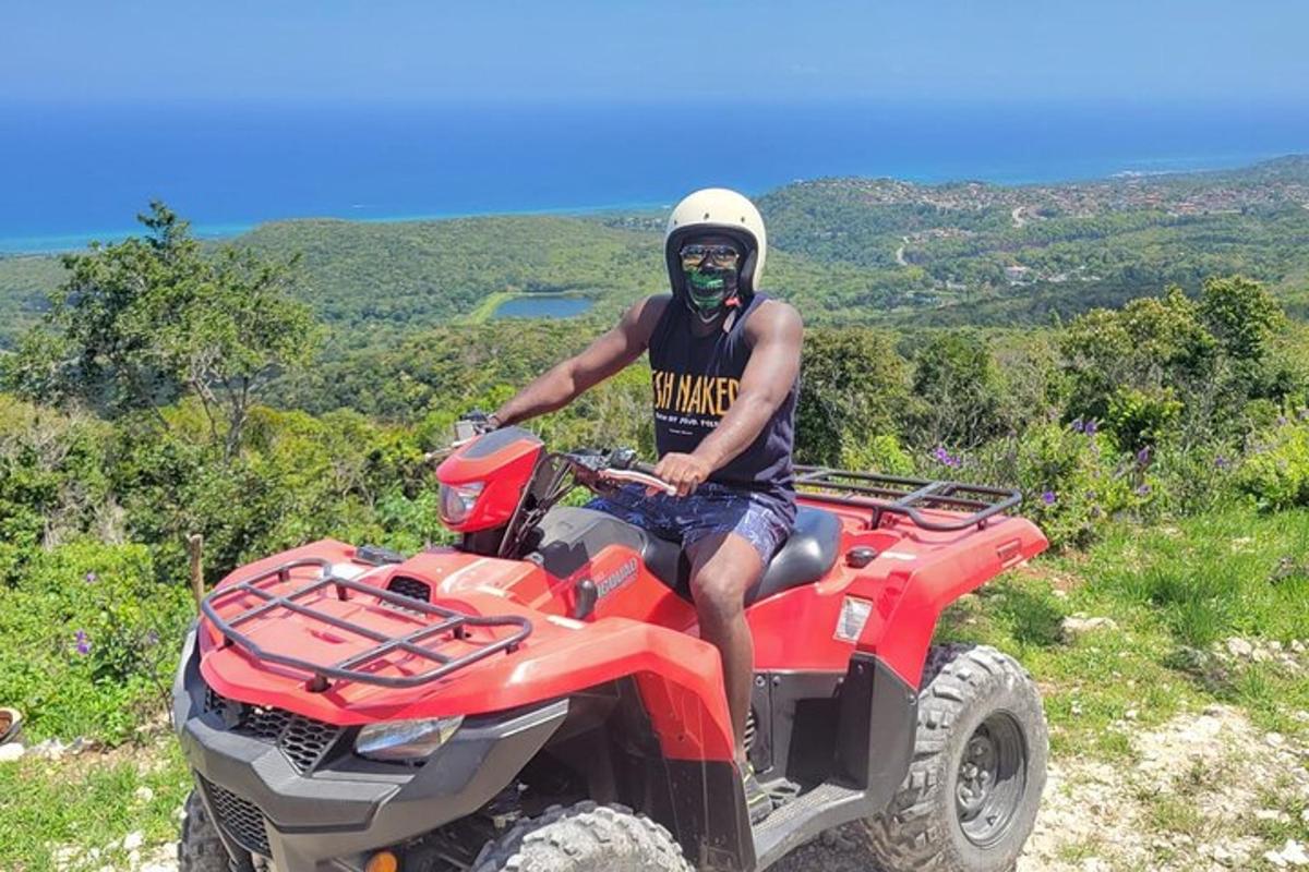 seorang lelaki sedang duduk di atas atv