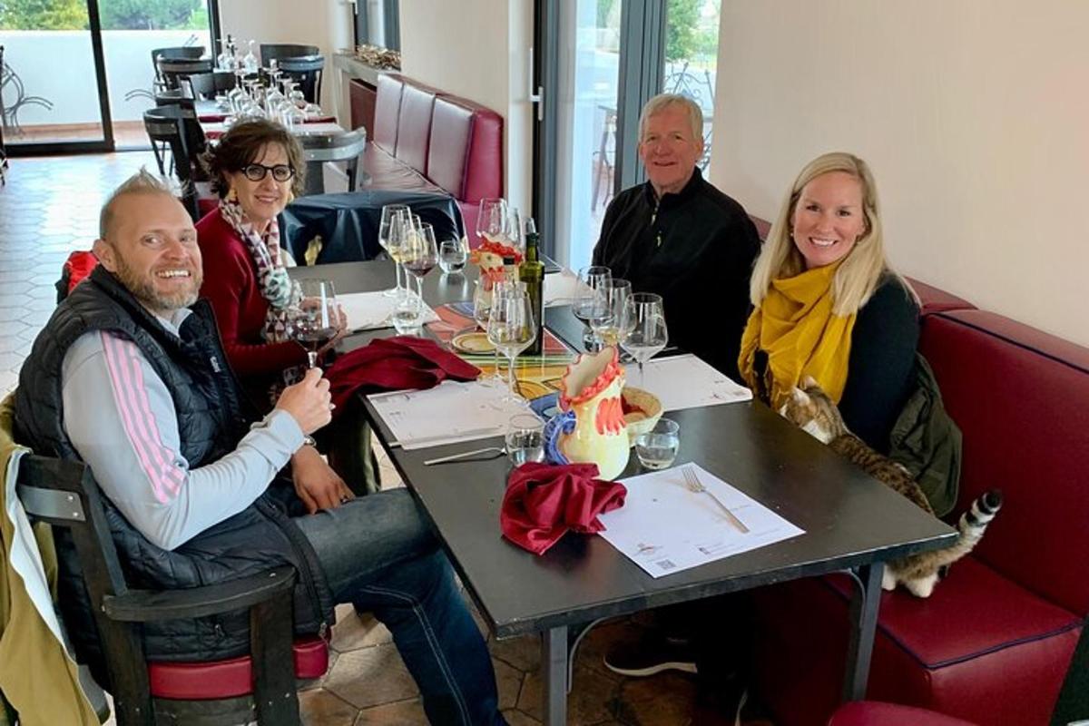 un gruppo di persone sedute a un tavolo in un ristorante