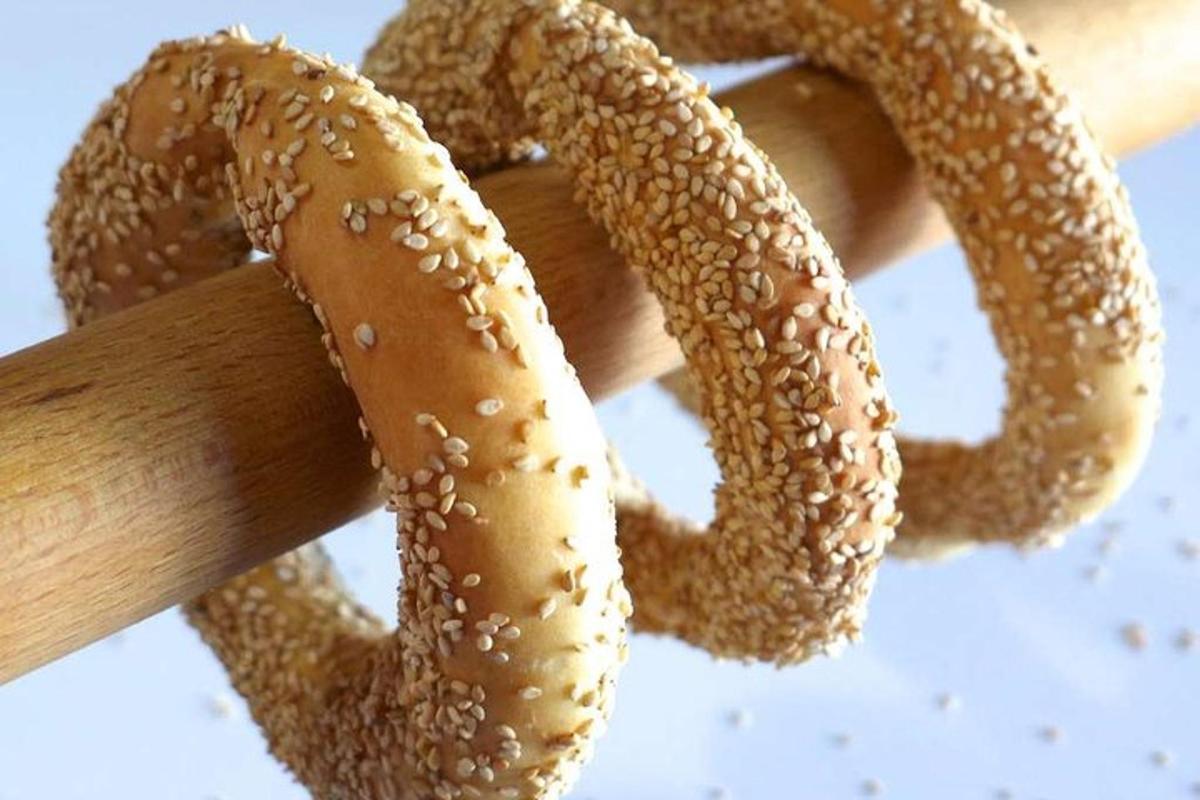 joukko pretzelejä istuu kepillä
