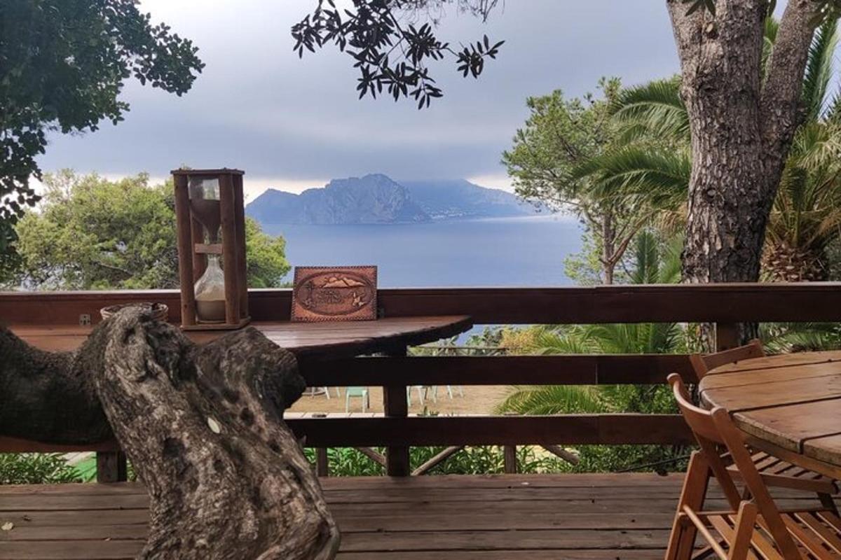 pemandangan laut dari dek rumah