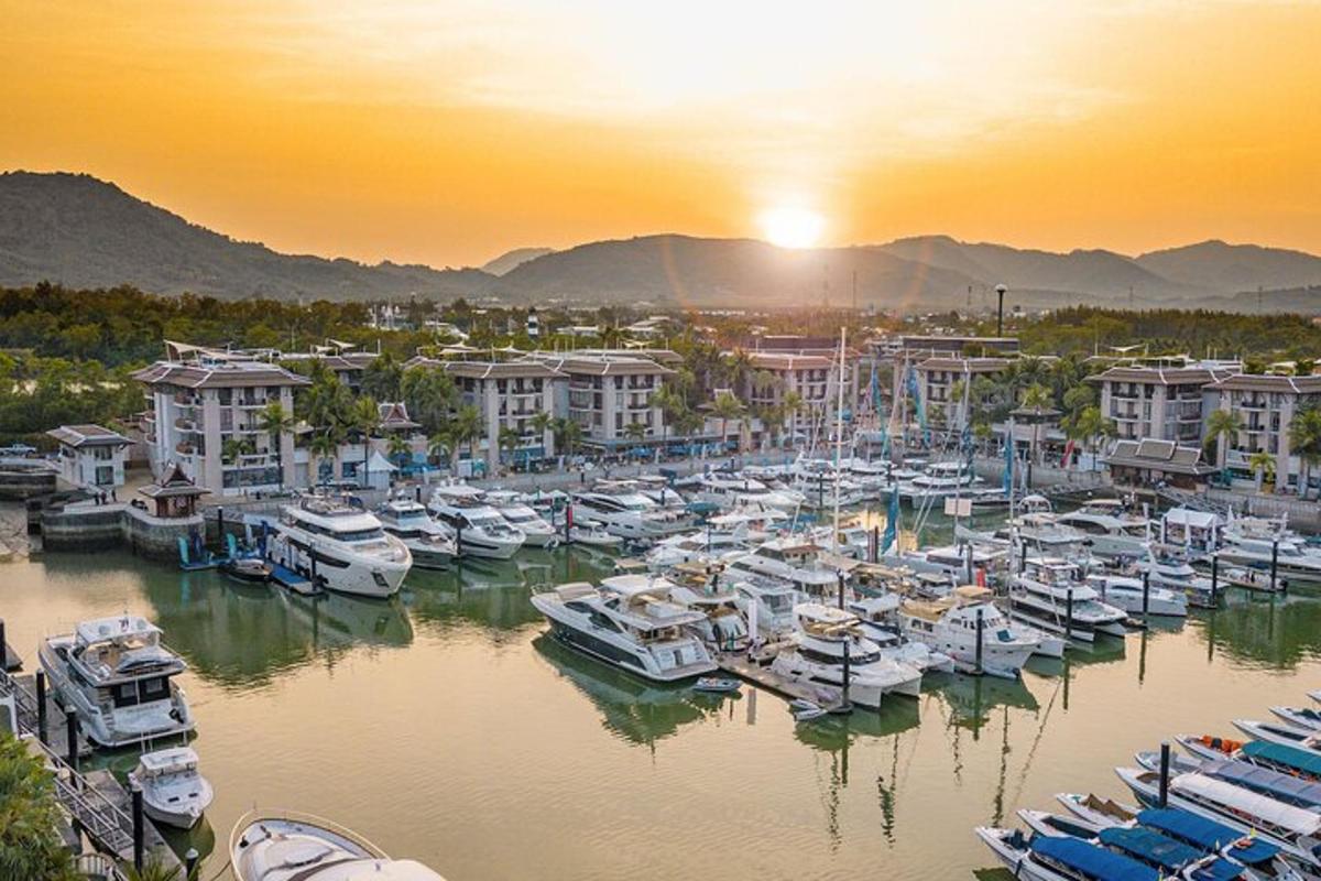 um grupo de barcos atracados em uma marina ao pôr do sol