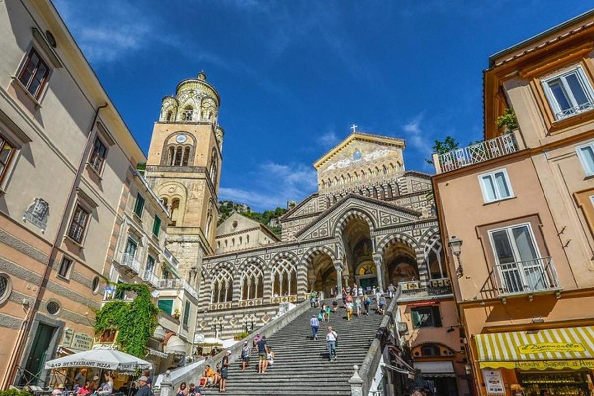 un grande edificio con una torre dell'orologio in una città