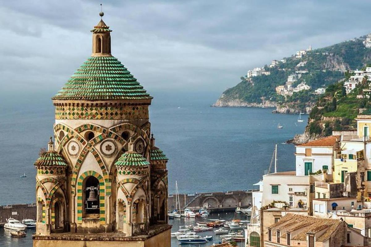un edificio con un tetto verde vicino all'acqua