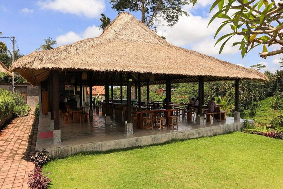 sebuah restoran dengan bumbung jerami dengan meja dan kerusi