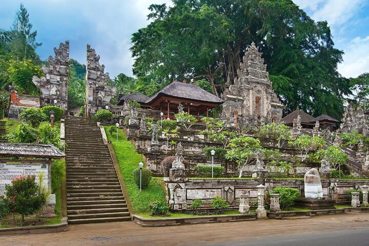 sekumpulan tangga menuju ke sebuah kuil