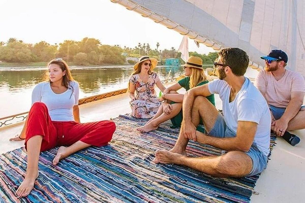 grupp inimesi istub paadi tekil